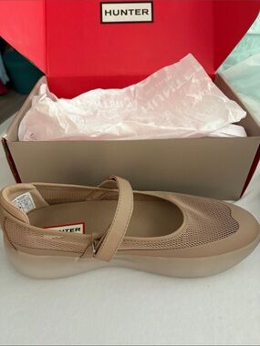 ✨ New With Box: Hunter Mire Mary Jane Slip-in Sneakers in tan – Women’s Size 8 ✨